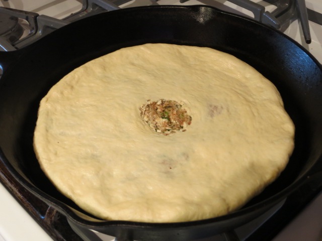 Золотистые осетинские пироги с мясом и ароматной зеленью