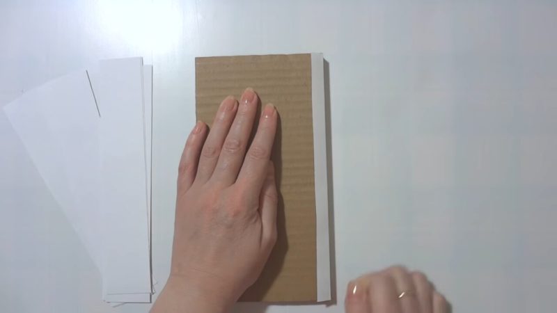 Разрезав картонные коробки и склеивая их, вы получите поразительный результат