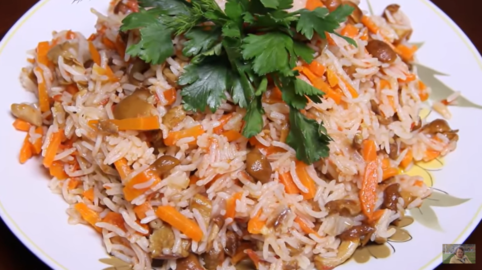 Как приготовить сытный обед для всей семьи? Рис с опятами и томатной пастой.