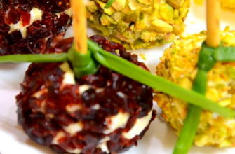 Сырные шарики с зеленью и клюквой – оригинальная закуска на праздничный стол