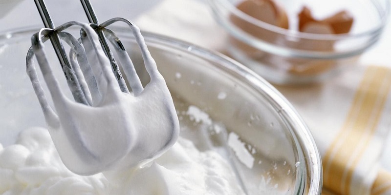 Как приготовить густой сметанный крем: знакомые процессы, но с одной поправкой