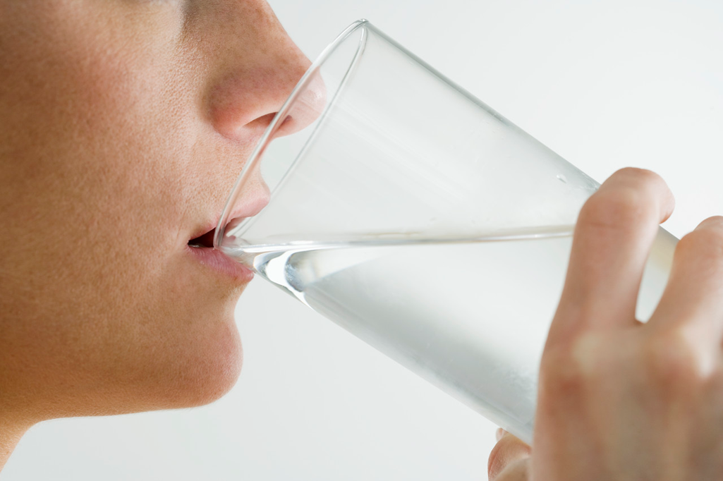Стакан воды во сне. Питье воды. Пьет стакан воды. Вода со вкусом. Пьет из стакана.