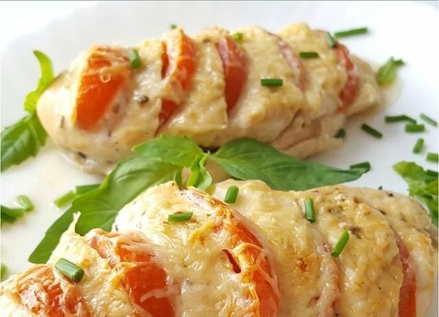 Куриное филе в духовке с помидорами и сыром с фото